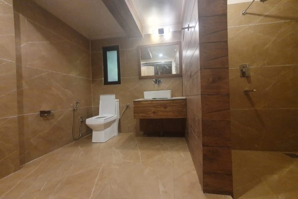 Oak suite bathroom