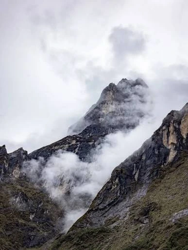 The 15-Minute Magic: Watching the Peaks Blush During the Himalayan Alpenglow