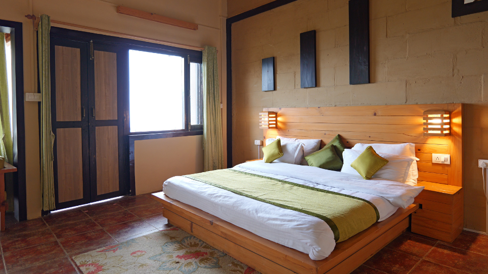 Why Most Crowded Luxury Hotels Fail Urban Travelers (And How Slowcations Fix It)